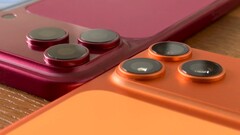 Plastikowy model iPhone’a 18 Pro Max w bezpośrednim porównaniu z iPhone’em 17 Pro Max oraz pasującymi do nich etui.