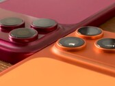 Plastikowy model iPhone’a 18 Pro Max w bezpośrednim porównaniu z iPhone’em 17 Pro Max oraz pasującymi do nich etui.