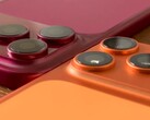 Plastikowy model iPhone’a 18 Pro Max w bezpośrednim porównaniu z iPhone’em 17 Pro Max oraz pasującymi do nich etui.
