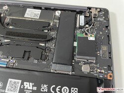 Dysk SSD M.2 2280 znajduje się tuż obok procesora i rurki cieplnej.