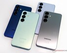 Następca Galaxy S25 (na zdjęciu tutaj) ma oferować większą baterię o pojemności 4300 mAh, ale jest ona skromna w porównaniu do Xiaomi 16 i innych. (Źródło zdjęcia: Notebookcheck)
