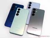 Następca Galaxy S25 (na zdjęciu tutaj) ma oferować większą baterię o pojemności 4300 mAh, ale jest ona skromna w porównaniu do Xiaomi 16 i innych. (Źródło zdjęcia: Notebookcheck)