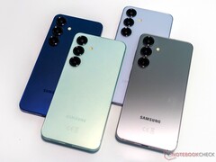 Następca Galaxy S25 (na zdjęciu tutaj) ma oferować większą baterię o pojemności 4300 mAh, ale jest ona skromna w porównaniu do Xiaomi 16 i innych. (Źródło zdjęcia: Notebookcheck)