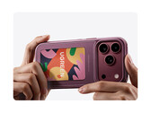 Etui Magic E-Ink jest dostępne w trzech kolorach. Na zdjęciu: akcesorium podczas mocowania do iPhone’a 18 Pro.