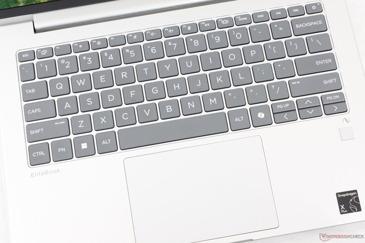 Podświetlenie klawiatury jest opcjonalne. Clickpad jest przyzwoicie duży jak na tę obudowę i ma wymiary 11,7 x 8 cm