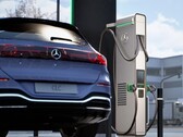 Mercedes-Benz przy szybkiej ładowarce (źródło zdjęcia: Mercedes-Benz)