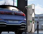 Mercedes-Benz przy szybkiej ładowarce (źródło zdjęcia: Mercedes-Benz)