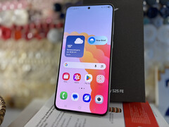 6,7-calowy Samsung Galaxy S25 FE z 128 GB jest obecnie dostępny w cenie około 600 USD. (Źródło obrazu: Notebookcheck)