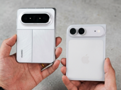 Huawei Pura X Max obok atrapy iPhone Ultra/Fold.