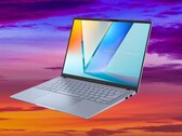 Dzięki procesorom Intel Lunar Lake APU, Asus Vivobook S 14 wytrzymał ponad 17 godzin na baterii w naszym teście WLAN. (Źródło zdjęcia: Asus, Unsplash, edytowane)