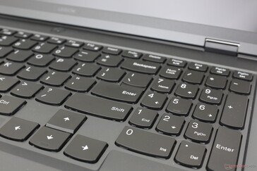Na pochwałę zasługują pełnowymiarowe klawisze strzałek, gdyż w laptopach do gier są one często zbyt małe