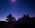 Laboratorium Teleskopu Łączności Optycznej (Optical Communications Telescope Laboratory) wysyła ośmiolaserowy sygnał nawigacyjny do nadajnika-odbiornika laserowego Deep Space Optical Communications (źródło obrazu: NASA i JPL-Caltech)