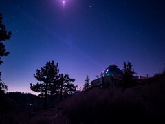 Laboratorium Teleskopu Łączności Optycznej (Optical Communications Telescope Laboratory) wysyła ośmiolaserowy sygnał nawigacyjny do nadajnika-odbiornika laserowego Deep Space Optical Communications (źródło obrazu: NASA i JPL-Caltech)