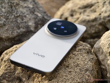 ...świetnie sprawdza się jako telefon z aparatem.