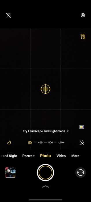 Jeśli jest podświetlony na żółto, aktywny jest tryb telekonwertera dla ogniskowych od 200 mm do 1600 mm.