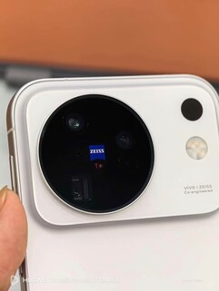 Zdjęcie zbliżenia modułu aparatu w nadchodzącym modelu Vivo X500