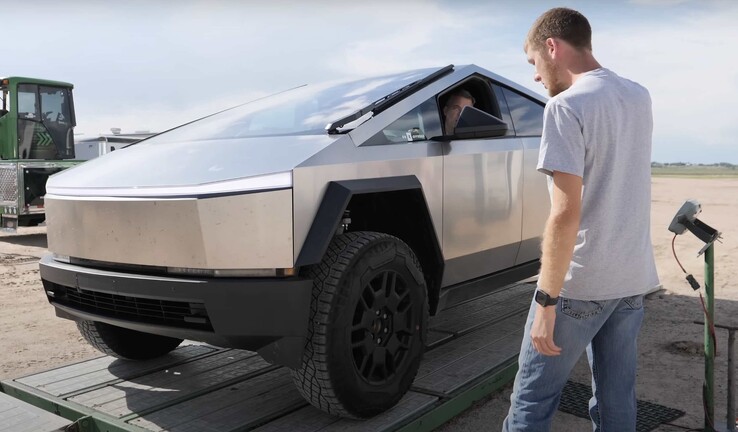 Tesla ważyła około 7000 funtów - znacznie mniej niż RAM Cummins. (Źródło: YouTube)