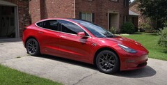 Model 3 Andy'ego Slye'a (RWD, Long Range) przejechał ponad 150 000 mil w ciągu sześciu lat. (Źródło zdjęcia: Andy Slye via YouTube)