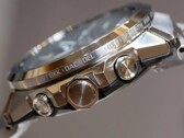 Widok z boku zegarka Casio G-Shock z serii GST-W1000, przedstawiający kopertę ze stali nierdzewnej, przyciski, koronkę, zintegrowaną bransoletę oraz wygrawerowane nazwy miast na ramce.