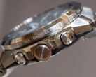 Widok z boku zegarka Casio G-Shock z serii GST-W1000, przedstawiający kopertę ze stali nierdzewnej, przyciski, koronkę, zintegrowaną bransoletę oraz wygrawerowane nazwy miast na ramce.