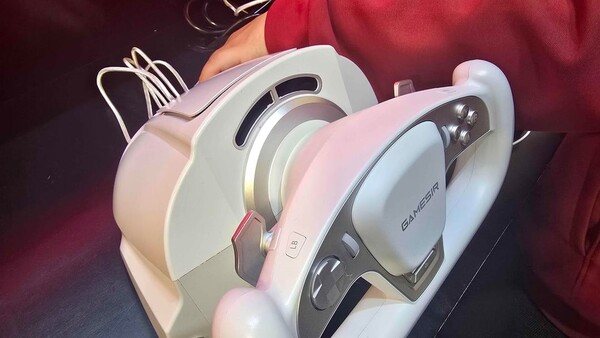 GameSir Turbo Drive ma wentylator, który wydmuchuje powietrze na twarz w zależności od prędkości w grze wyścigowej. (Źródło obrazu: r/kemkuro)