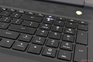 W przeciwieństwie do większości innych laptopów, klawisze numpadu i strzałek są tej samej wielkości co główne klawisze QWERTY