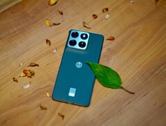 Edge 70 działa zupełnie inaczej niż jego poprzednik i kładzie mniejszy nacisk na elastyczność systemu kamer. (Źródło obrazu: Notebookcheck)