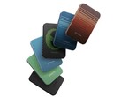 Magnetyczny power bank Pitaka Aramid Fiber jest dostępny w kolorach: wschód księżyca, czarny, zachód słońca, obcy, leśna zieleń i błękit oceanu (źródło zdjęcia: Pitaka)