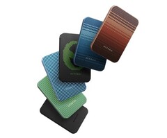 Magnetyczny power bank Pitaka Aramid Fiber jest dostępny w kolorach: wschód księżyca, czarny, zachód słońca, obcy, leśna zieleń i błękit oceanu (źródło zdjęcia: Pitaka)
