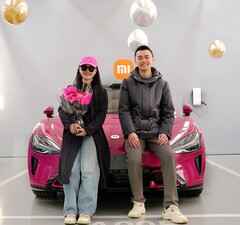 Ta młoda para otrzymała 200-tysięczny Xiaomi SU7, decydując się na specjalną czerwoną opcję kolorystyczną (źródło zdjęcia: Xiaomi)