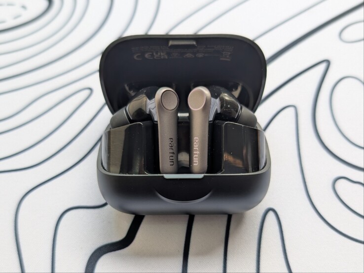 Air Pro 4+ w kompaktowym etui ładującym