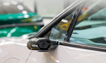 Boczne lusterka elektryczne w Lotus Eletre