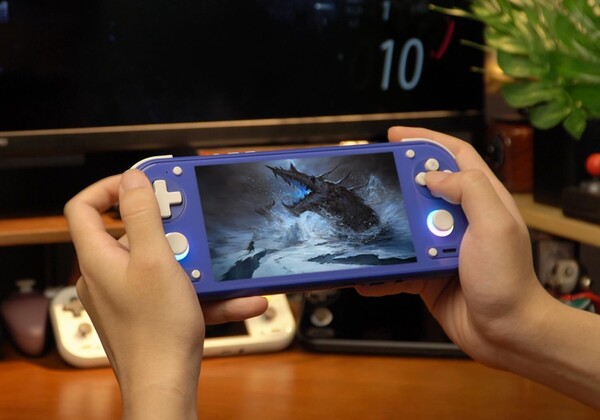 Anbernic RG 55G1 to przenośna konsola do gier z systemem Android o konstrukcji podobnej do Nintendo Switch.