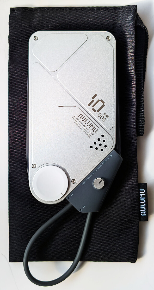 Powerbank M10 wraz z etui.