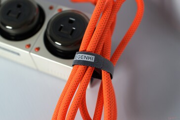Kabel w oplocie o długości 1,5 m dołączony do Moonbase...