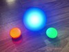 Olight Obulb Pro (po lewej i prawej) kontra Hue Go (w środku). Fot: Andreas Sebayang/Notebookcheck.com