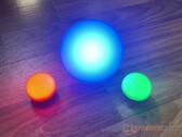 Olight Obulb Pro (po lewej i prawej) kontra Hue Go (w środku). Fot: Andreas Sebayang/Notebookcheck.com