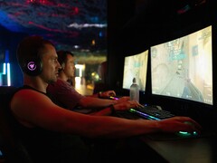 Uważa się, że odtwarzanie w częstotliwości 480 Hz zapewnia znaczną przewagę nad częstotliwością 60 Hz. Na zdjęciu gracze przed monitorami.