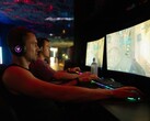 Uważa się, że odtwarzanie w częstotliwości 480 Hz zapewnia znaczną przewagę nad częstotliwością 60 Hz. Na zdjęciu gracze przed monitorami.