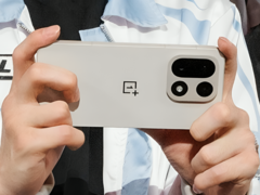 Rzekomy OnePlus 15 prezentowany przez ligę e-sportową. (Źródło obrazu: Weibo, edytowane i przeskalowane AI dla większej przejrzystości)