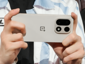 Gracz e-sportowy trzymający coś, co wydaje się być nadchodzącym OnePlus 15. (Źródło obrazu: Weibo; lekko edytowane i przeskalowane przez AI dla większej przejrzystości przez Huzefa Balocha / Notebookcheck)