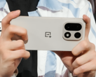 Rzekomy OnePlus 15 prezentowany przez ligę e-sportową. (Źródło obrazu: Weibo, edytowane i przeskalowane AI dla większej przejrzystości)