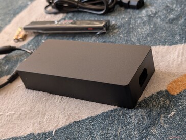 Zasilacz sieciowy jest dość nieporęczny w porównaniu do małego projektora 4K