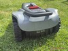 Tył kompaktowej kosiarki robotycznej