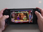 GPD Win 5 handheld z grą Street Fighter III: 3rd Strike z kolekcji Capcom Anniversary Collection. (Źródło obrazu: The Phawx via YouTube)