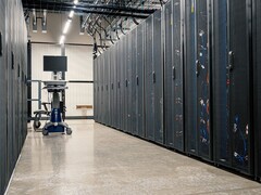 Korytarz między szafami serwerowymi w centrum danych