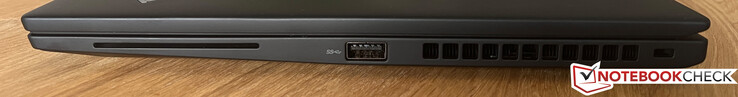 Po prawej stronie: Czytnik SmartCard, USB-A 3.2 Gen.1, gniazdo Kensington Nano Security Slot