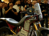 Royal Enfield przywiózł brudny prototyp elektrycznego Himalayan Test Bed na targi EICMA 2023, aby przyciągnąć tłumy miłośników ostrej jazdy. (Źródło zdjęcia: Royal Enfield na YouTube)