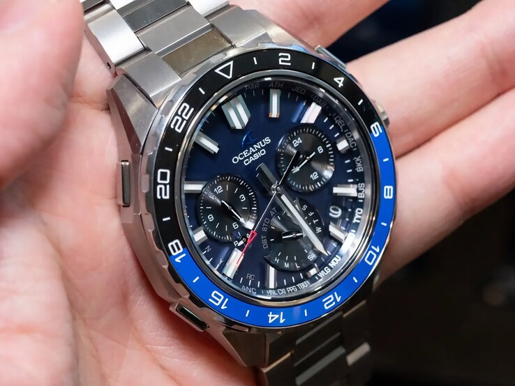Zbliżenie na niebieską tarczę zegarka Casio Oceanus OCW-P3000 przedstawiające kody miast, tarcze pomocnicze, świecące znaczniki godzinowe oraz szerokie wskazówki.