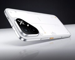 Model Pova 8 Pro w kolorze arc white